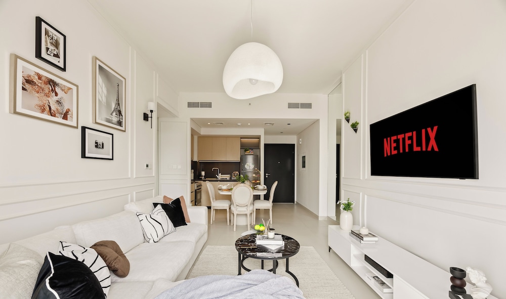 Alluring Parisian 1Br in Burj Crown