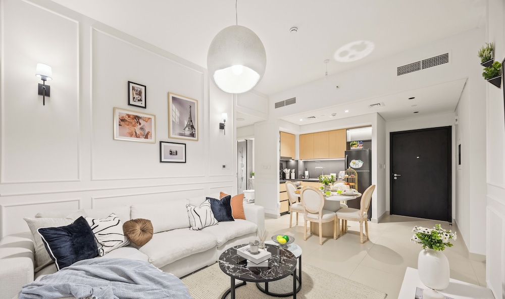Alluring Parisian 1Br in Burj Crown