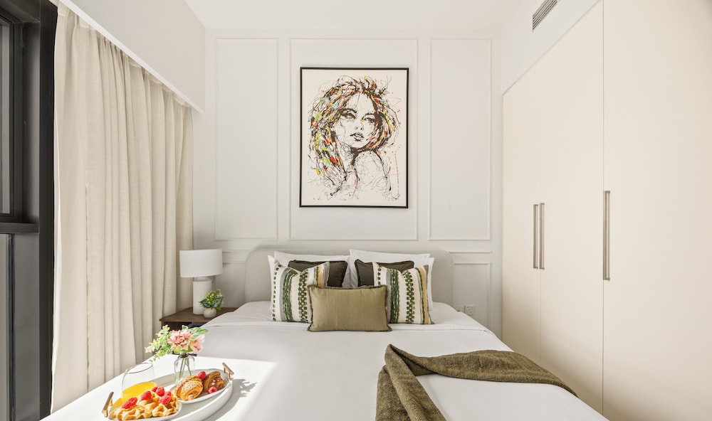 Alluring Parisian 1Br in Burj Crown