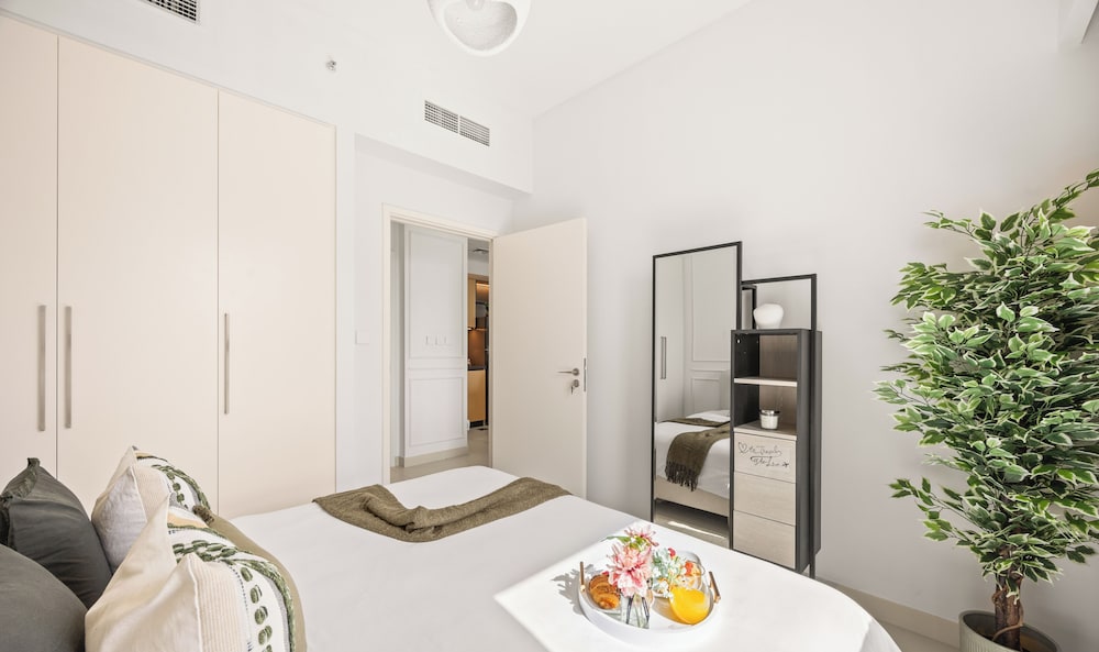 Alluring Parisian 1Br in Burj Crown