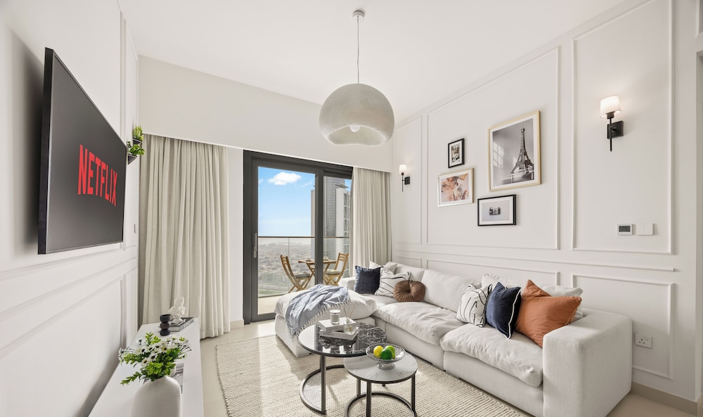 Alluring Parisian 1Br in Burj Crown