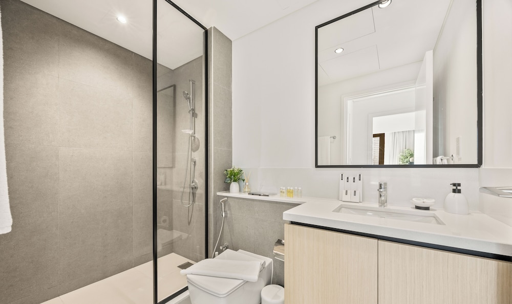 Alluring Parisian 1Br in Burj Crown