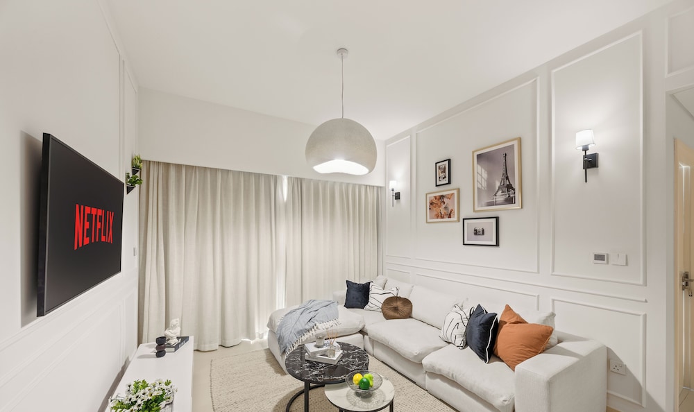 Alluring Parisian 1Br in Burj Crown