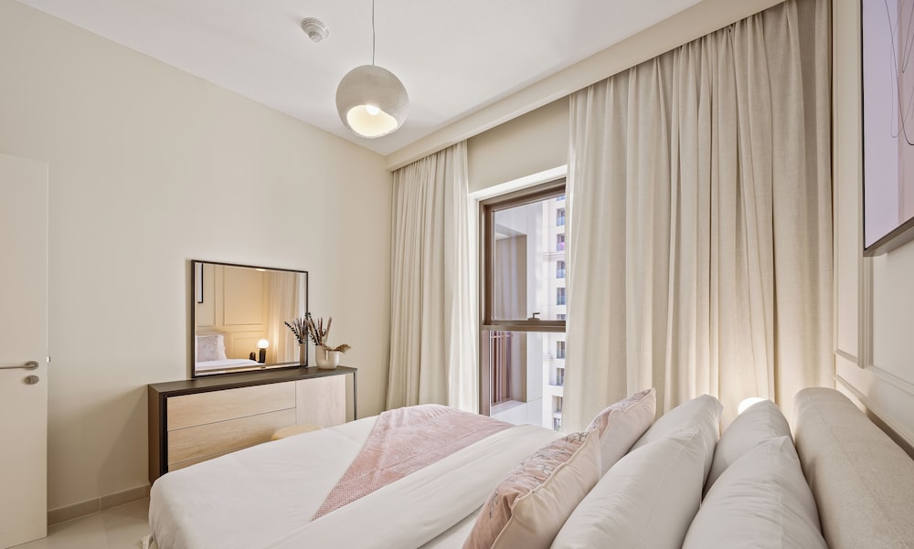 Pink Panther Soft Glam 1BR in Surf 2