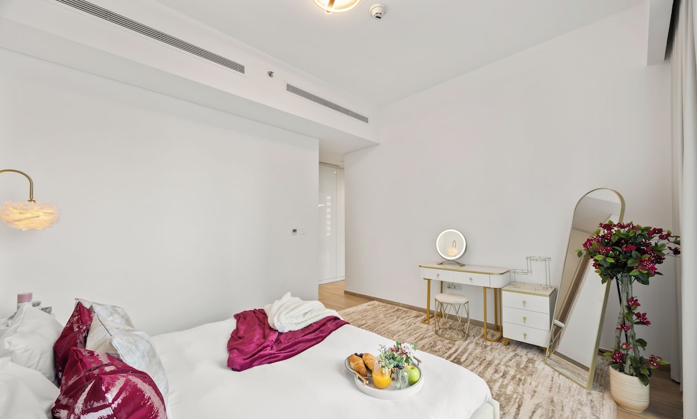 Blossoming 1BR Walk to Dubai Mall & Pool