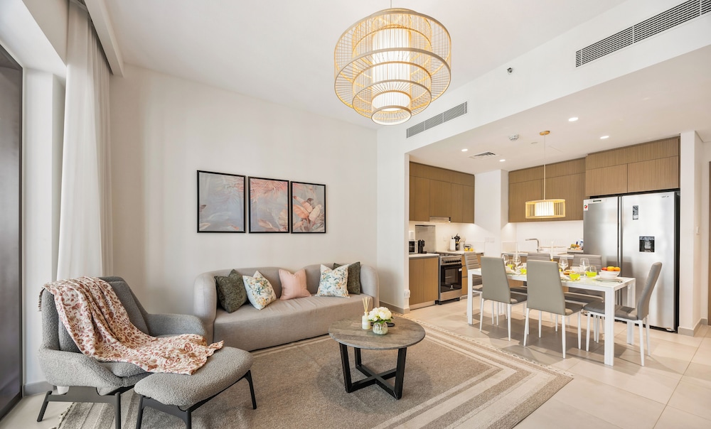 Beachside 2BR W Pool Gym Lagoon Access