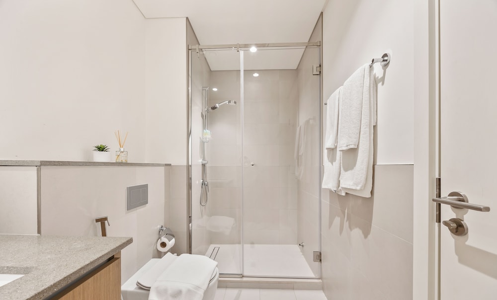 Beachside 2BR W Pool Gym Lagoon Access