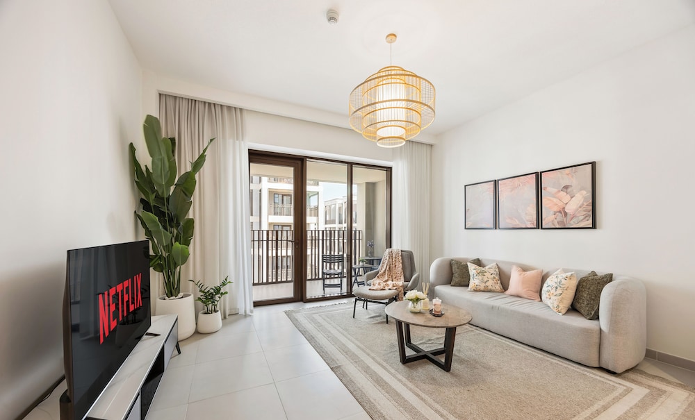 Beachside 2BR W Pool Gym Lagoon Access