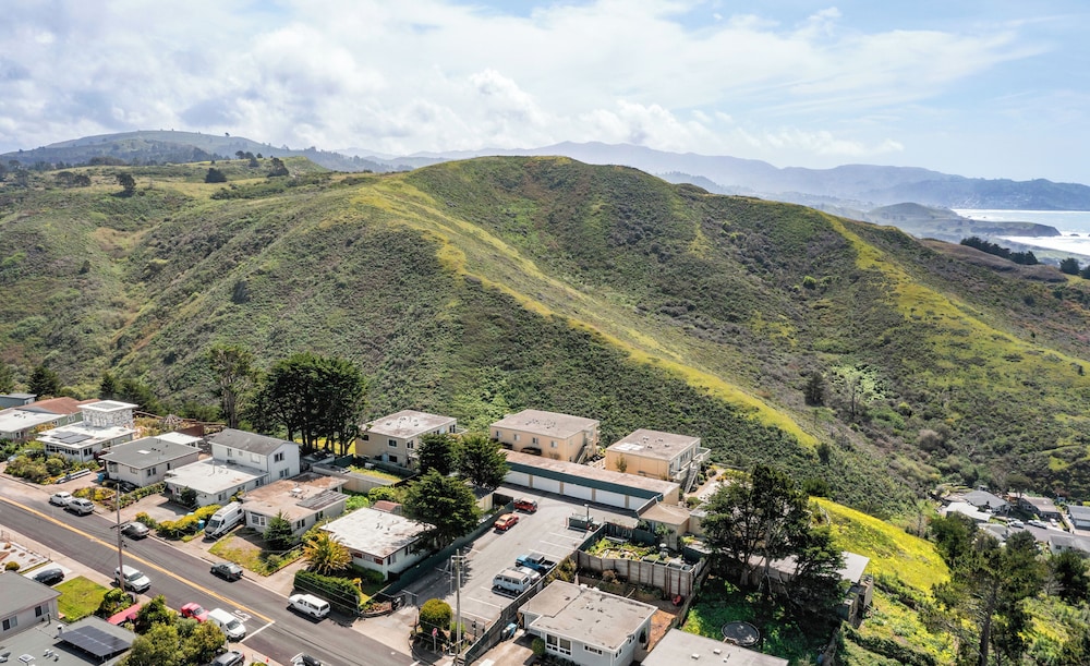 Stunning 2BR Ocean Mountain Sunset View