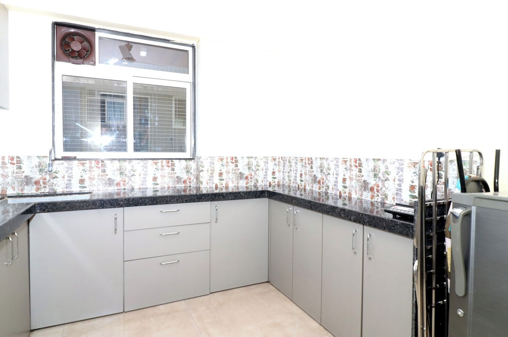 Pinaki Comfort Stay, Vile Parle - Near Airport