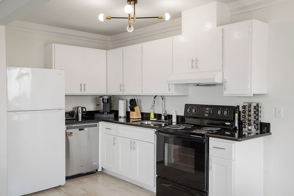 Tranquil 2BR with Coastal Mountain Views
