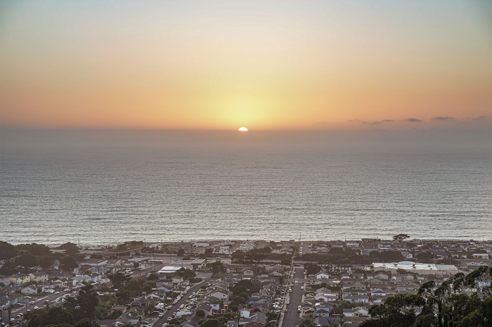 Delightful 2BR Mountain OceanSunset View