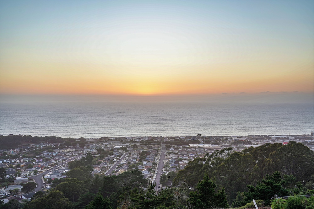 Delightful 2BR Mountain OceanSunset View