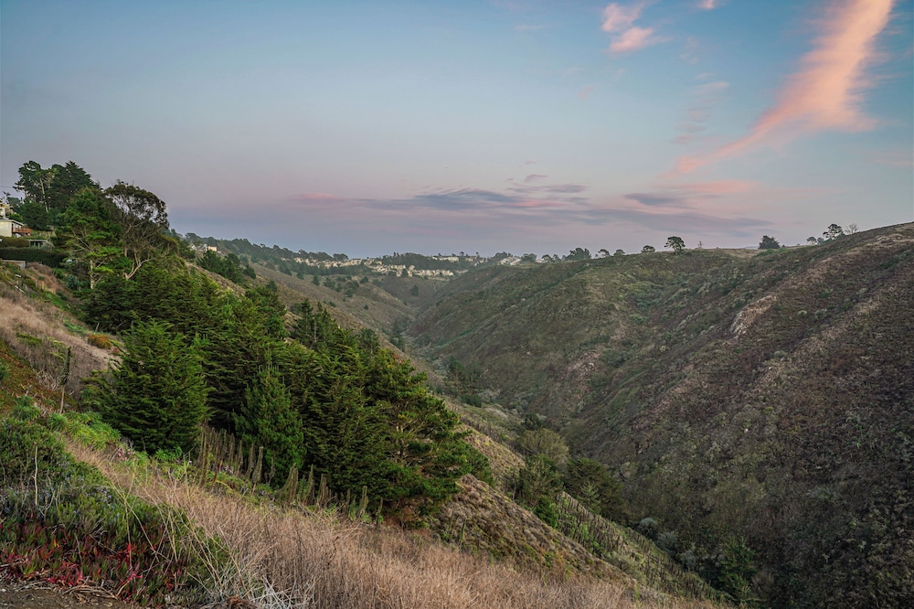Delightful 2BR Mountain OceanSunset View