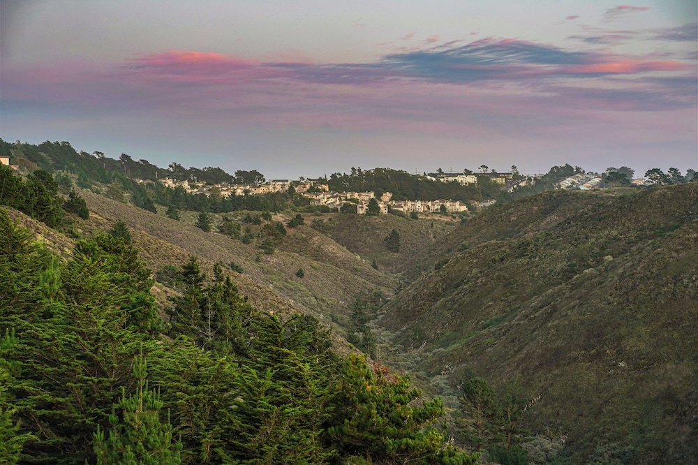 Delightful 2BR Mountain OceanSunset View