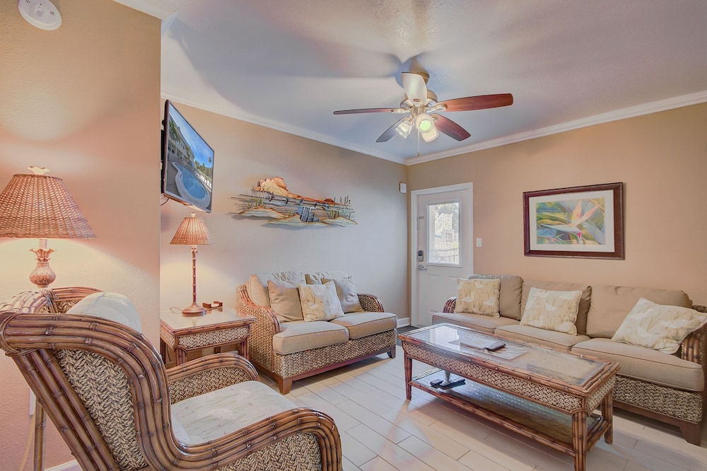 102 Clearwater Beach Suites 1 Bedroom Condo by RedAwning view 4
