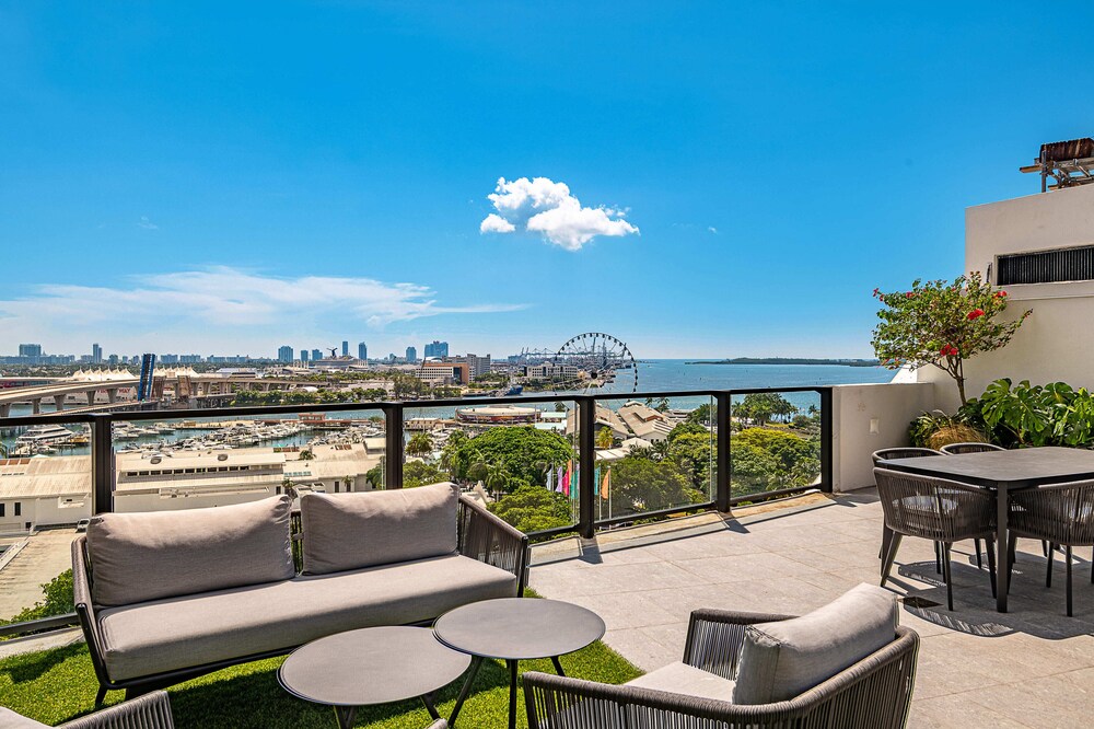 Aparment Just Step Away at Bayfront Park