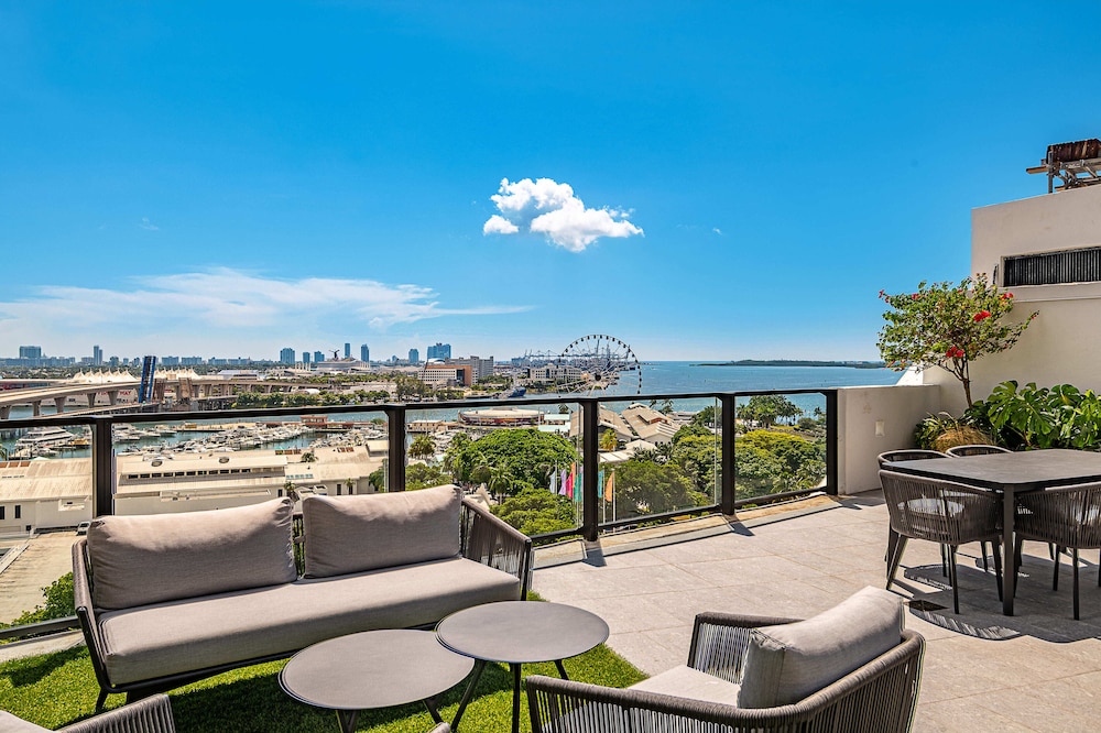 City & Bay Views in Downtown Miami