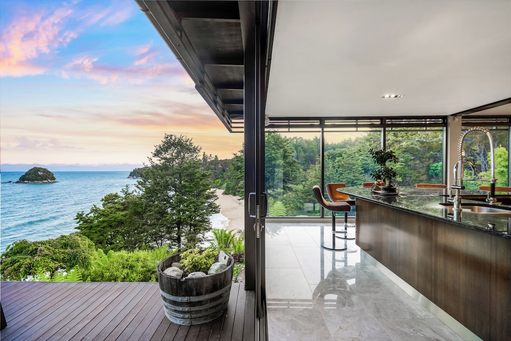 Jacuzzi Suite - Ocean Views & Beach