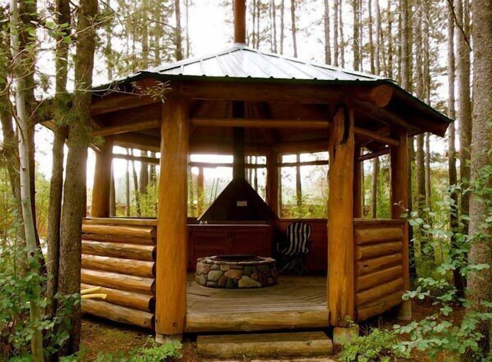 Silverwolf Log Chalet Resort