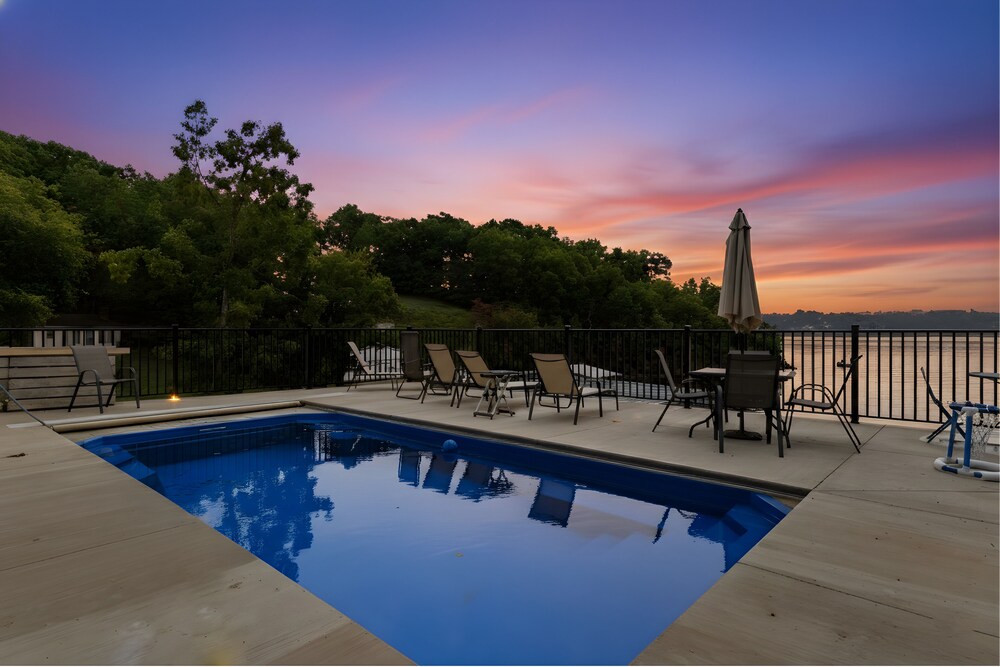 Huge Private Dock w/ 2 Slips + 2pwc, Beautiful Views, Lakeside Hot Tub, Pool & Pickleball
