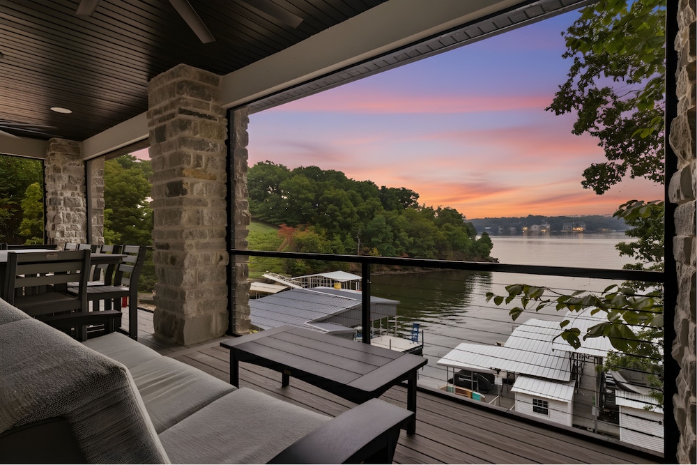 Huge Private Dock w/ 2 Slips + 2pwc, Beautiful Views, Lakeside Hot Tub, Pool & Pickleball