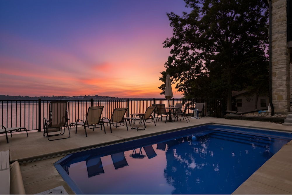 Huge Private Dock w/ 2 Slips + 2pwc, Beautiful Views, Lakeside Hot Tub, Pool & Pickleball