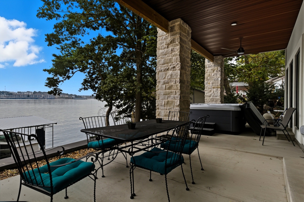 Huge Private Dock w/ 2 Slips + 2pwc, Beautiful Views, Lakeside Hot Tub, Pool & Pickleball