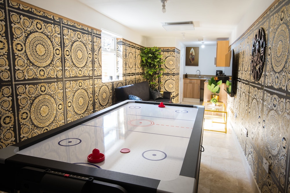 Luxury Versace 2 Bed, Hot Tub, Pool Table, Sky Tv