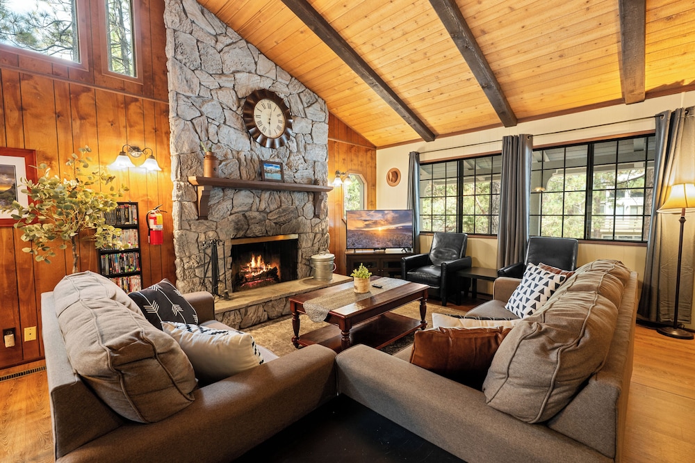 Bear Woods 3BR Retreat