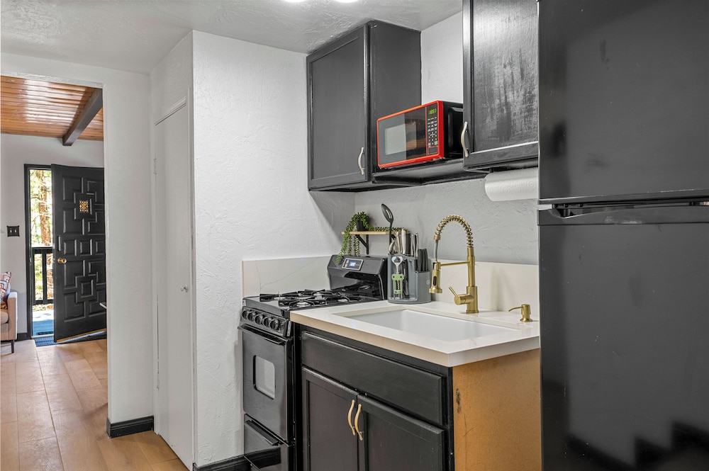 Luxury Studio Escape - Trails & Views