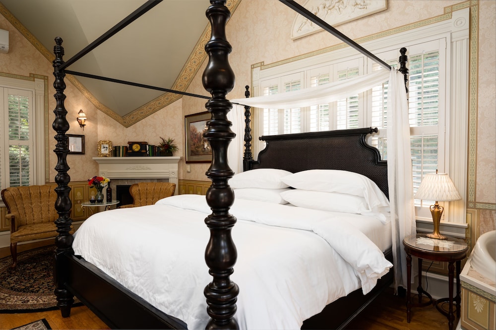 Thorp House Inn & Cottages