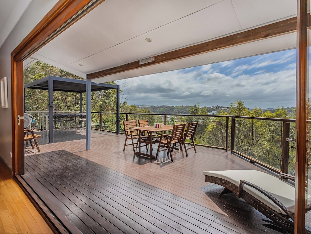 Hillcrest Retreat with River Views