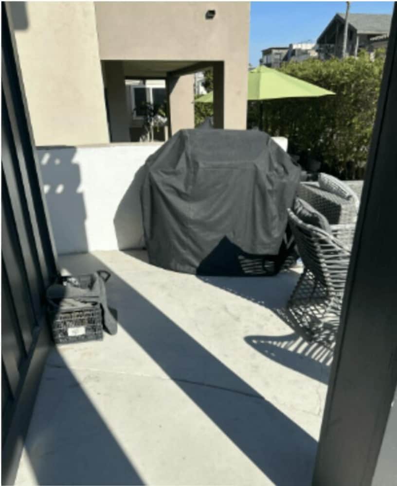 Sandy by Avantstay Oceanview, Steps to Beach Patio w/ Fire Pit + Dining Area