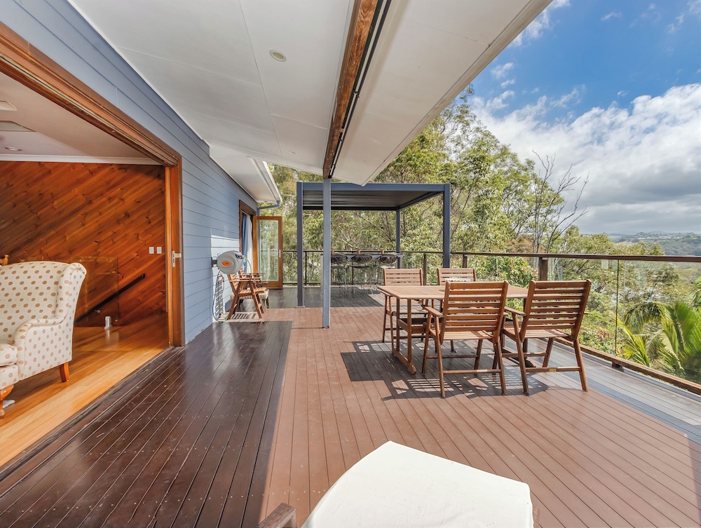 Hillcrest Retreat with River Views