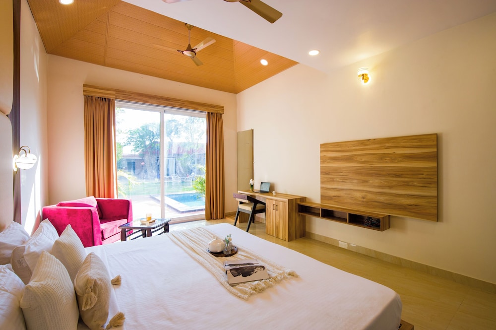 Alaya Stays 5BHK Roohmon's Farm Pvt Pool