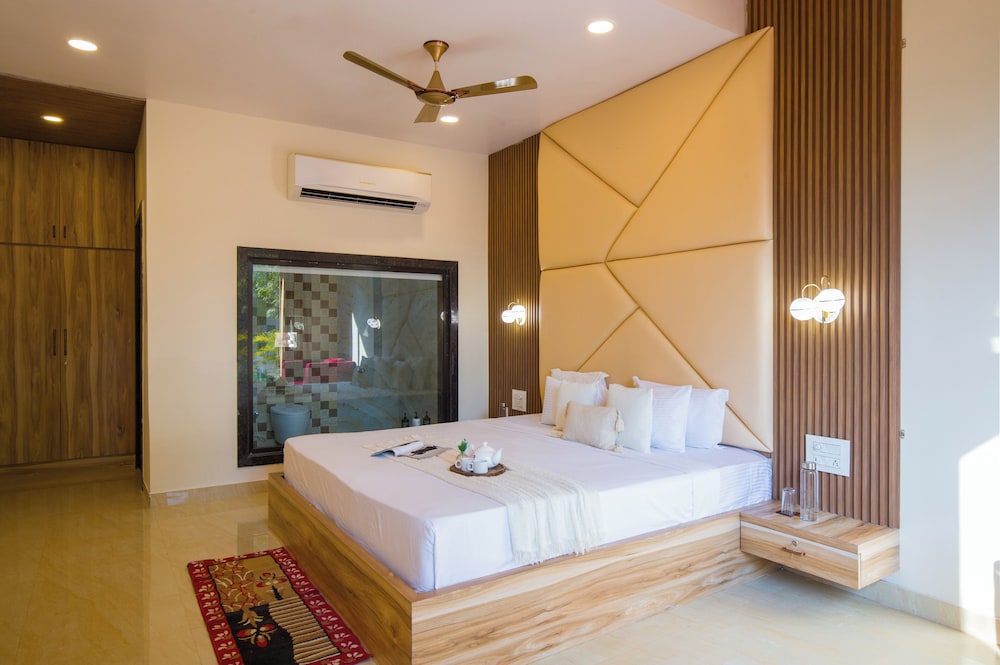 Alaya Stays 5BHK Roohmon's Farm Pvt Pool