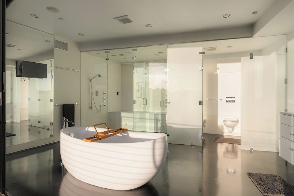 Glass Mansion - Chic Glass Villa in LA Hills With Views, Style & Serenity