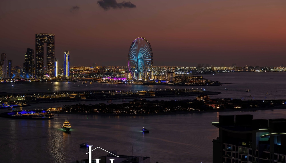 LUX Iconic Views at Palm Tower Studio