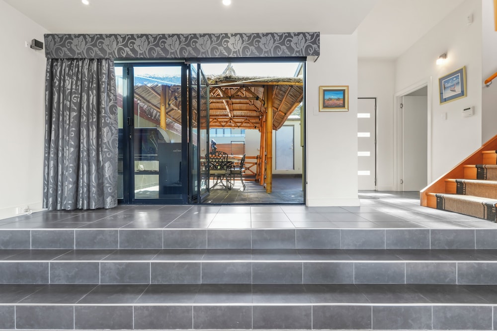 Waterfront Home - Gorgeous Views - 2 Bed