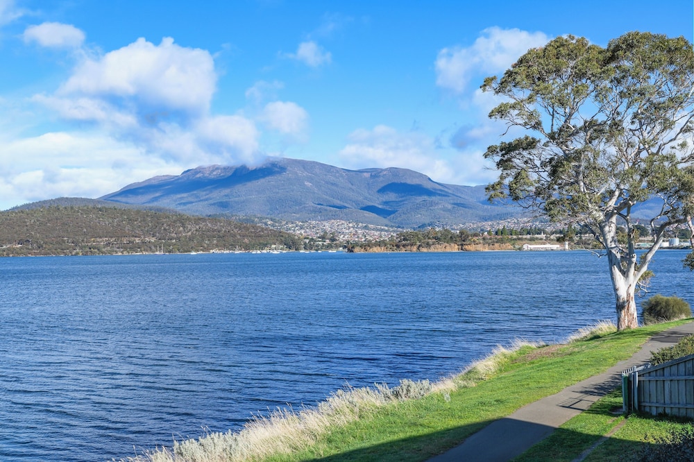Waterfront Home - Gorgeous Views - 2 Bed