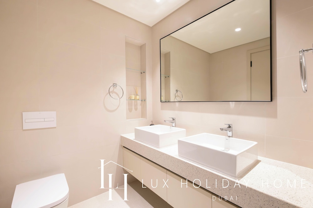 LUX The Marina Vista Beachfront Suite 2