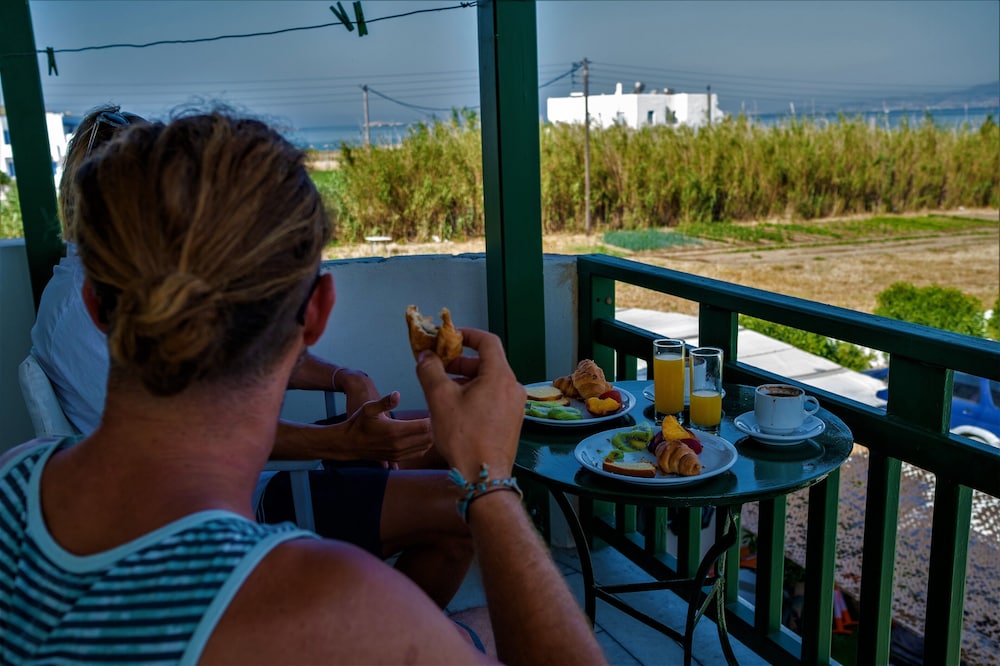 Studios Vrettos Beachfront Hotel