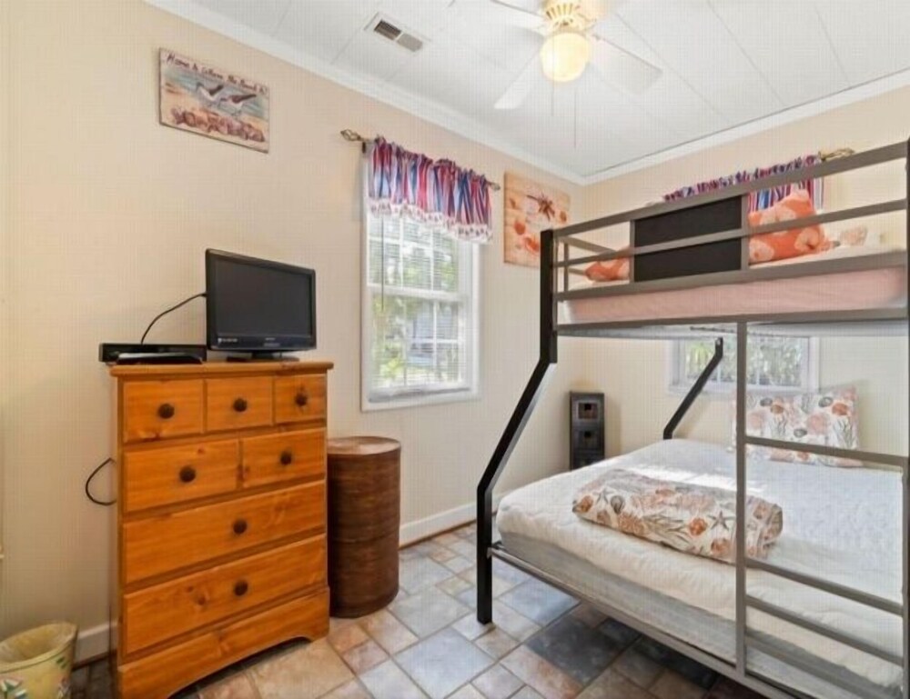 Flip Flop Paradise 2 Bedroom Cottage by RedAwning view 4