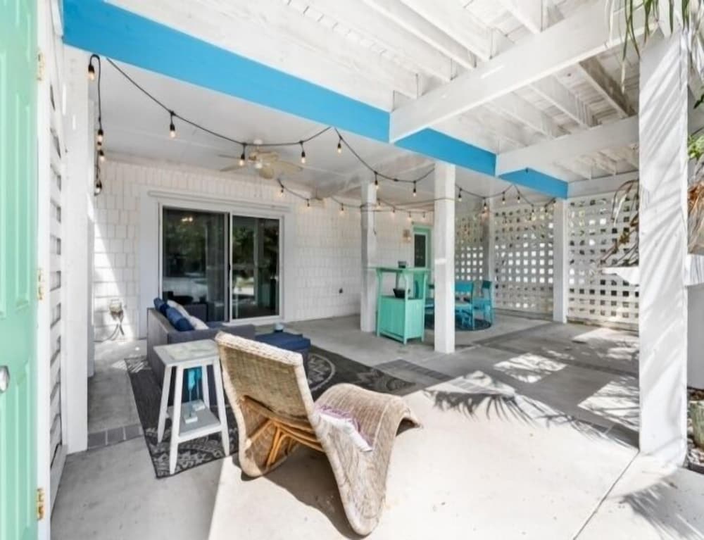 Atlantis Blue - Relaxing Beach Getaway Home Directly Across The Street From Beach Access! 5 Bedroom Home by RedAwning