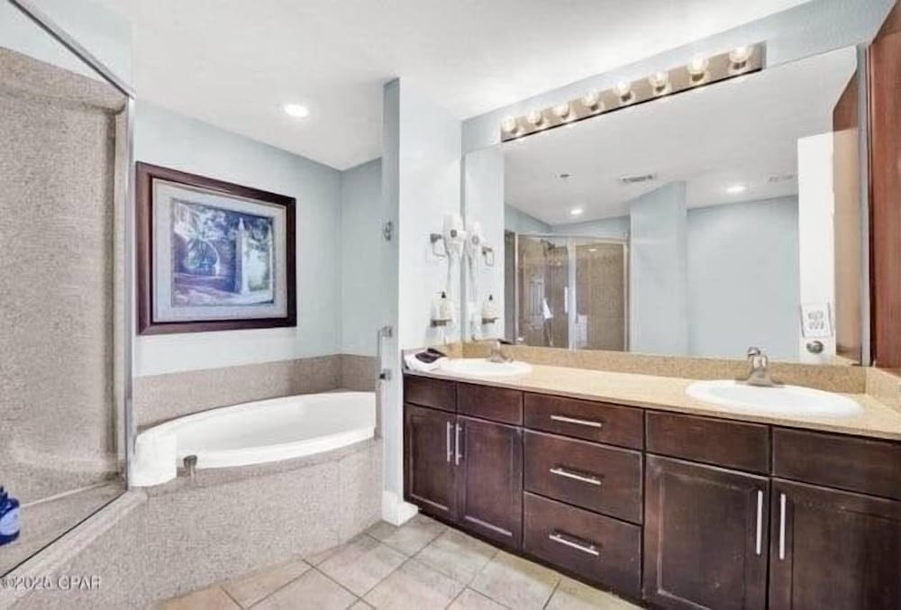 Laketown Wharf 338 3 Bedroom Condo