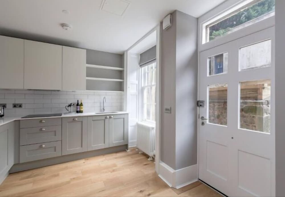 JOIVY Luxury Georgian City Centre Apartment (Sleeps 6) view 4