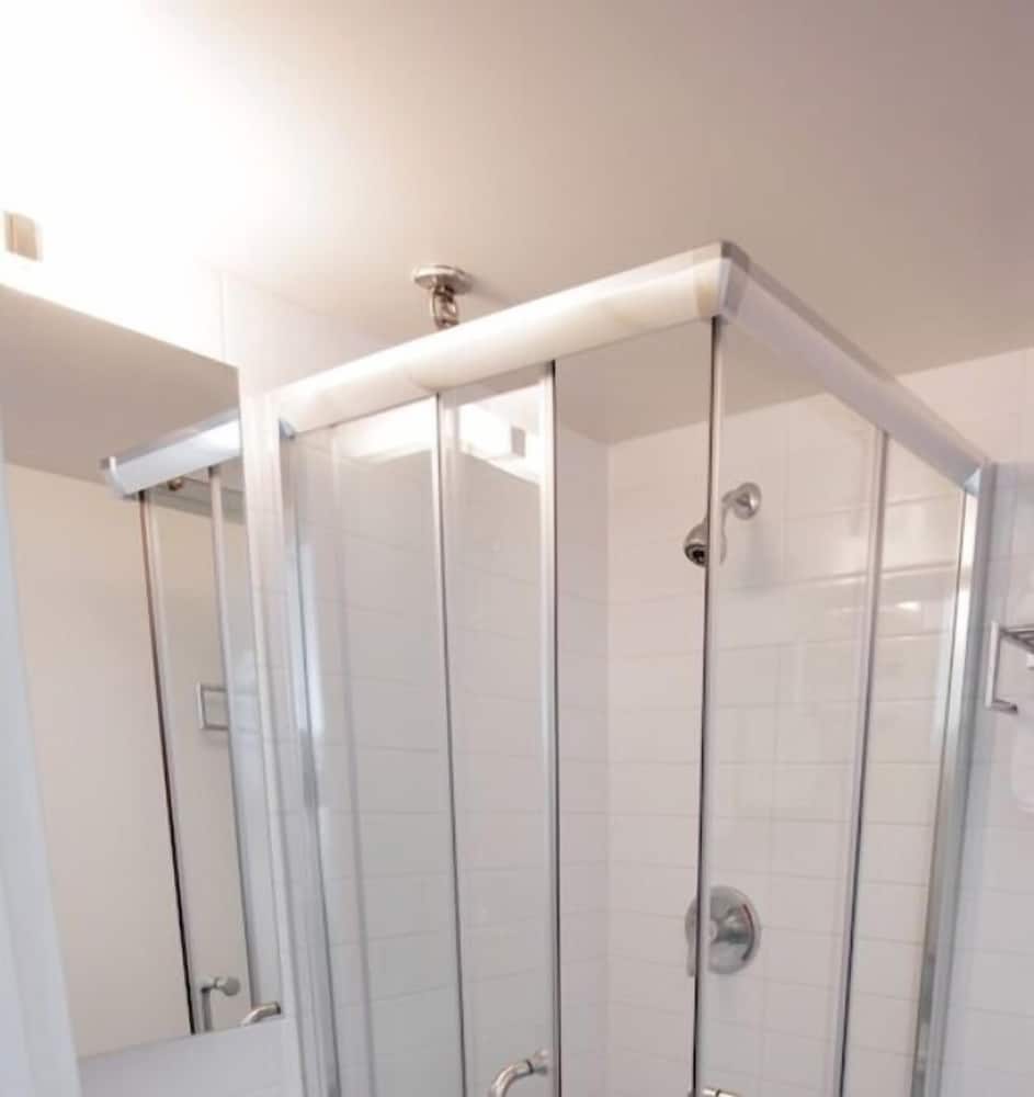 Backpacker College at EC Vancouver: APT Living
