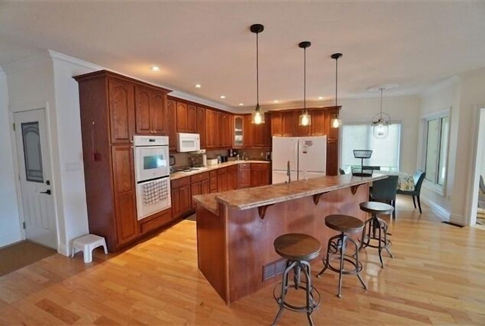487 Bay Lake 4 Bedroom Cottage