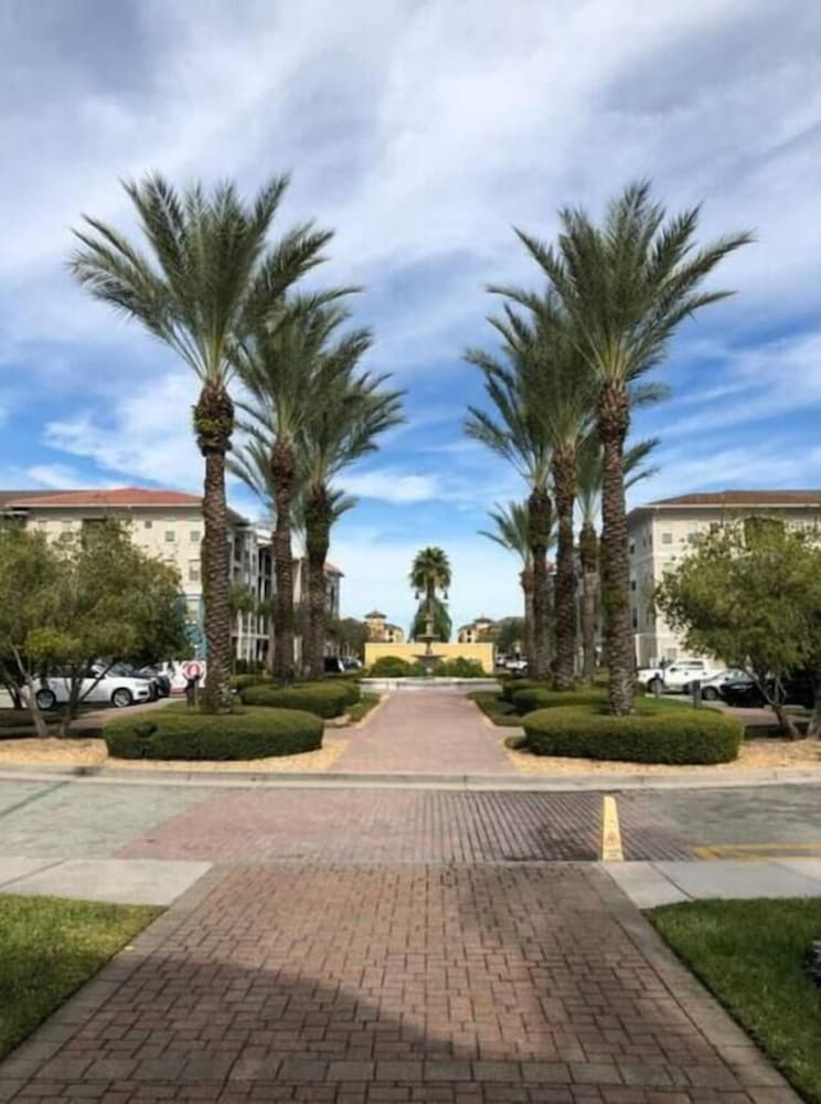 Tideview 44 · Walk TO Convention! Modern. Universal& Disney